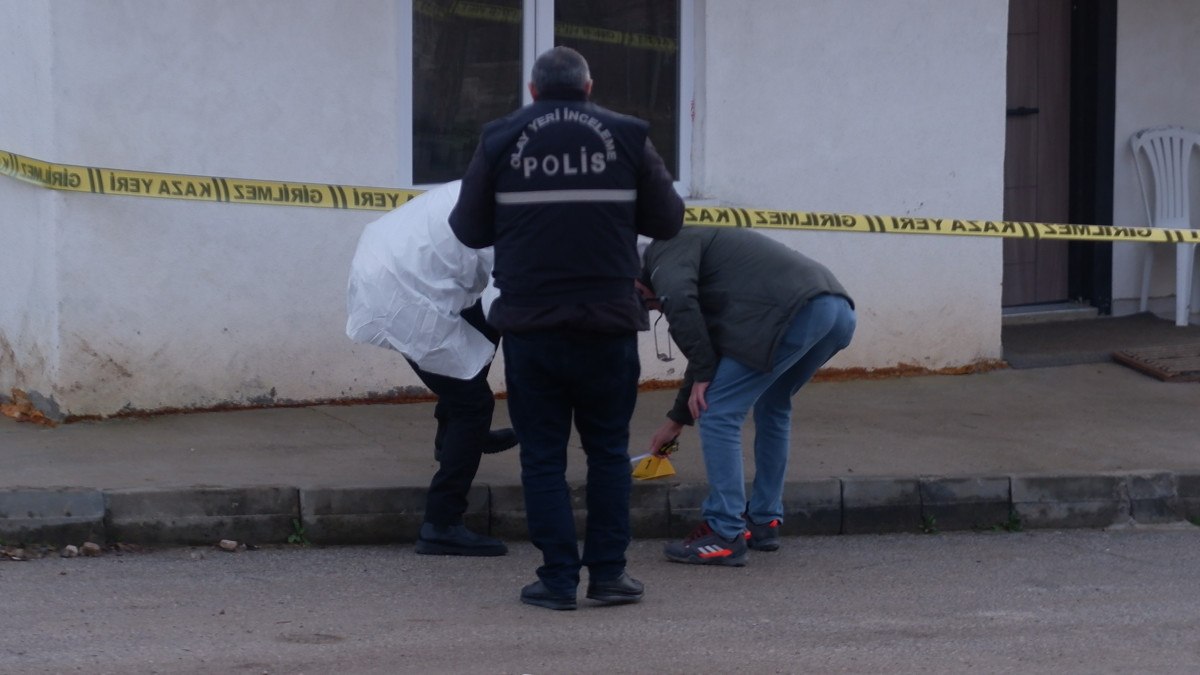 Edirne'de inşaat işçisinin bulup oynadığı metal, havan mermisi çıktı 3 edirnede insaat iscisinin bulup oynadigi metal havan mermisi cikti 2