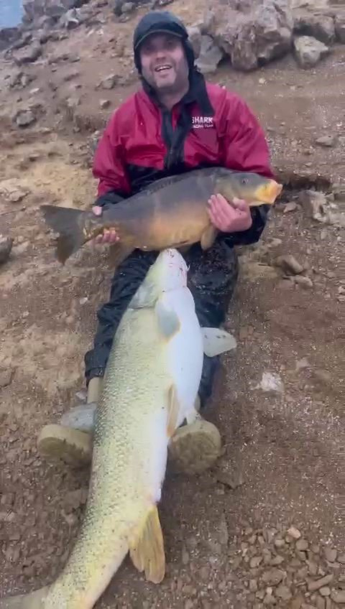 elazigda barajda tuttugu baligi bebek gibi ayaginda sallayip ninni soyledi 0 8bc75GwP