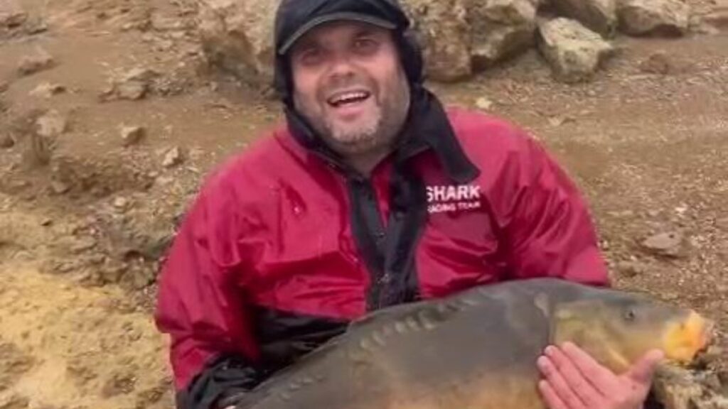 elazigda barajda tuttugu baligi bebek gibi ayaginda sallayip ninni soyledi EGVitupa