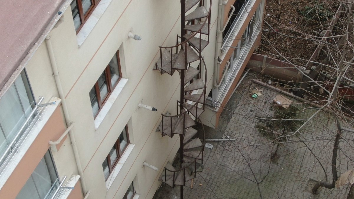 elazigda giris ve cikisi olmayan yangin merdiveni tepki cekti 2