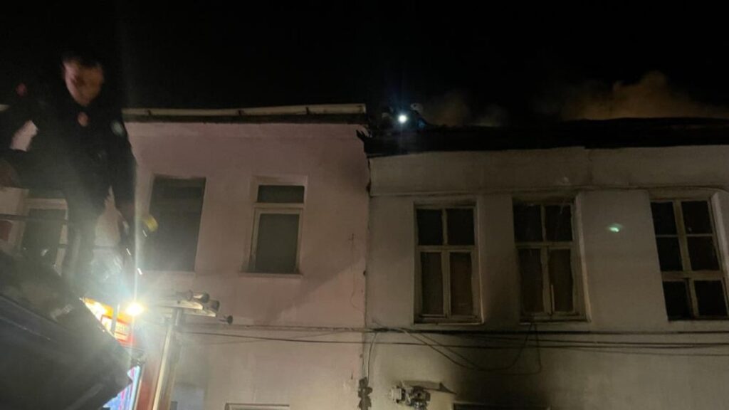 eskisehirde bir kadin evinin kul olusunu gozyaslariyla izledi bgtd9drA