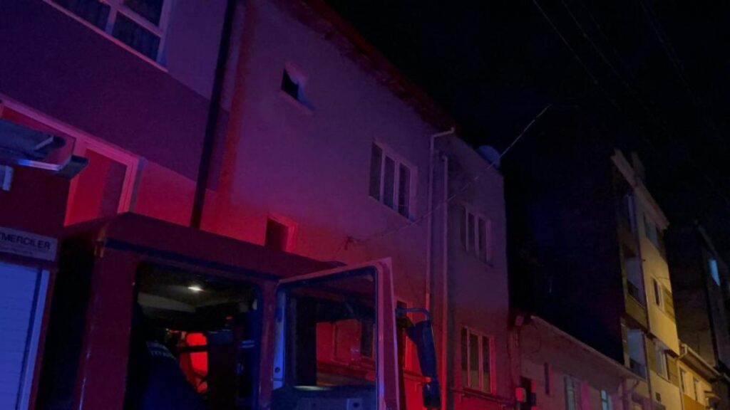 eskisehirde catiyi yakip asagiya atlayan sahsin besledigi kuslar telef oldu e6zvH9CP