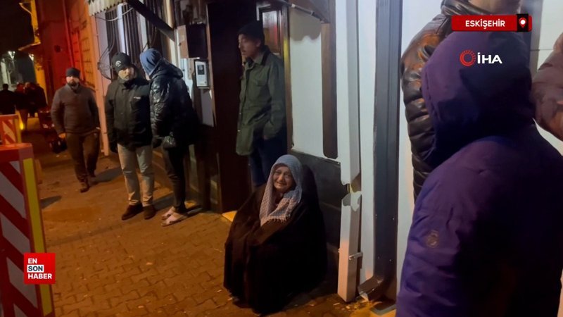 eskisehirde evinin kul olusunu gozyaslariyla izledi zZCUh5V2