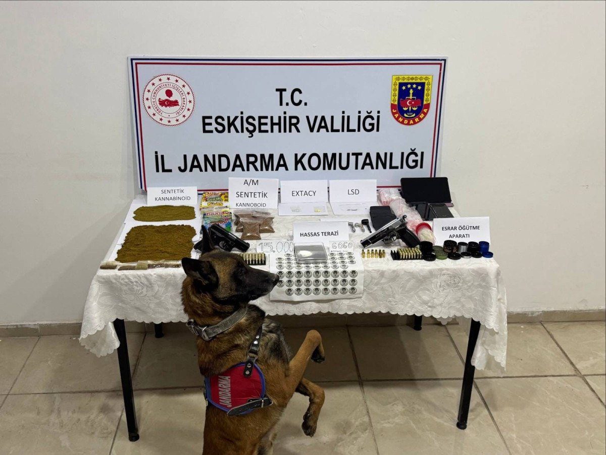 eskisehirde uyusturucu ticareti yapan supheli jandarmadan kacamadi 0 HTCdTLFP