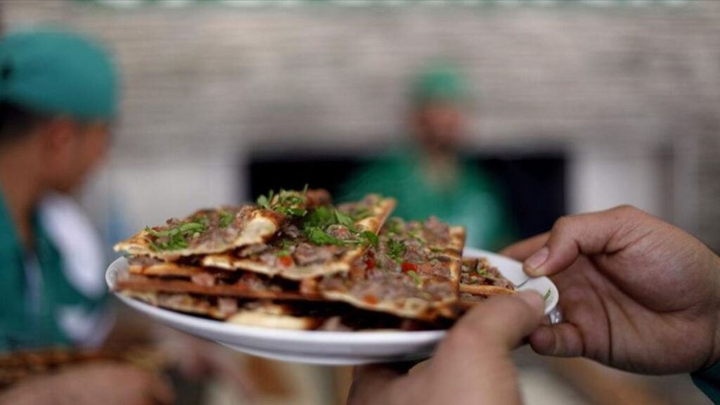 etli ekmege deri peynire nisasta sucuga ve kagit kebabina kanatli eti kattilar vK5MlcZt