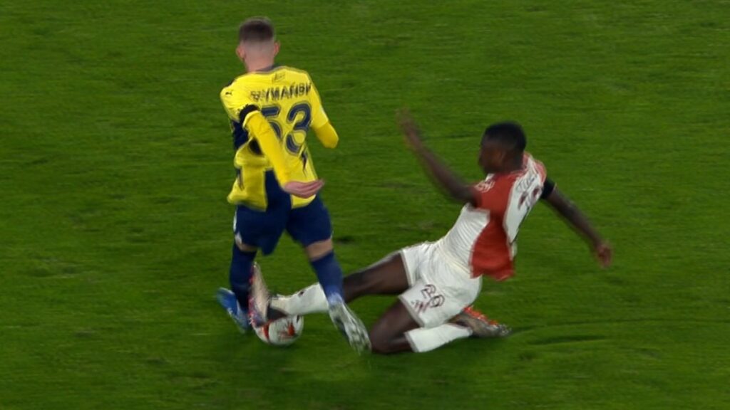 fenerbahcenin kirmizi kart bekledigi pozisyon X2zjggQO