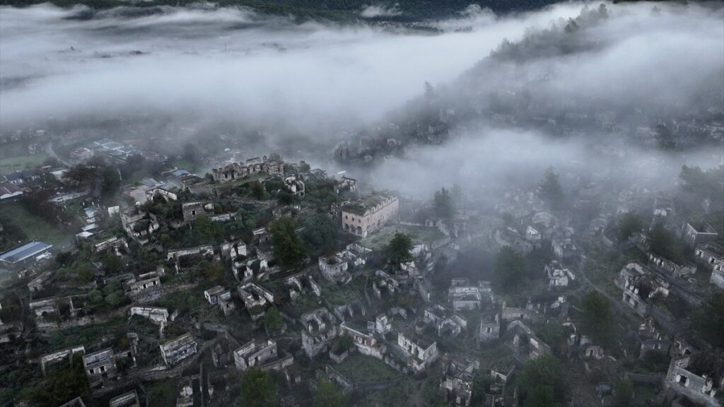 fethiyedeki hayalet koy olarak anilan kayakoyu sis bulutu kapladi uH5bDI6I