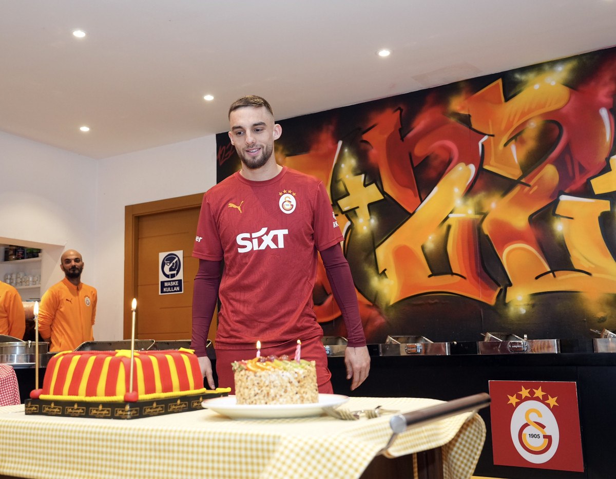 Galatasaray'da Berkan Kutlu'nun doğum günü kutlandı 1 galatasarayda berkan kutlunun dogum gunu kutlandi 0 Rius446P