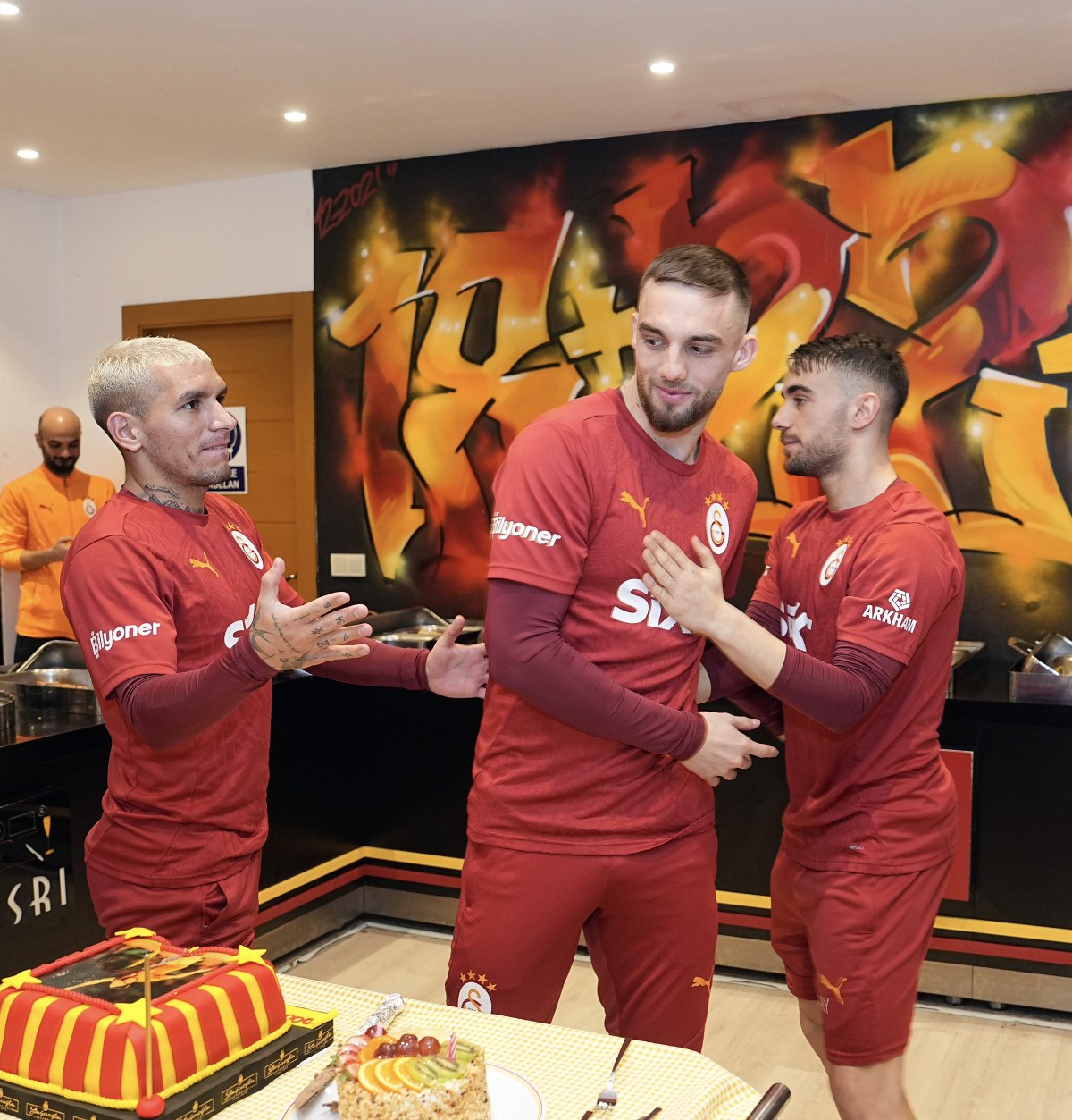 Galatasaray'da Berkan Kutlu'nun doğum günü kutlandı 3 galatasarayda berkan kutlunun dogum gunu kutlandi 2 tlHtMPEO