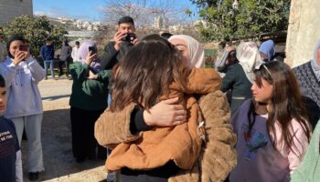 gazzede ateskes filistinli esir cenin amro ailesine kavustu qxbhFFbx