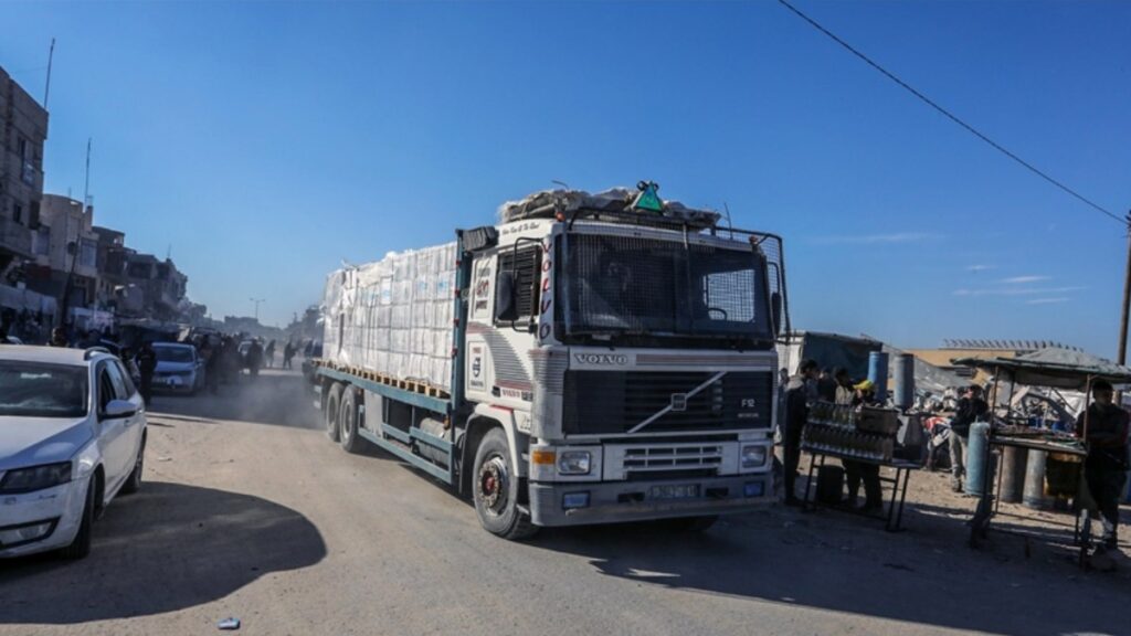 gazzeye ateskesin altinci gununde yardim tirlari girmeye devam ediyor KbG3BzYY