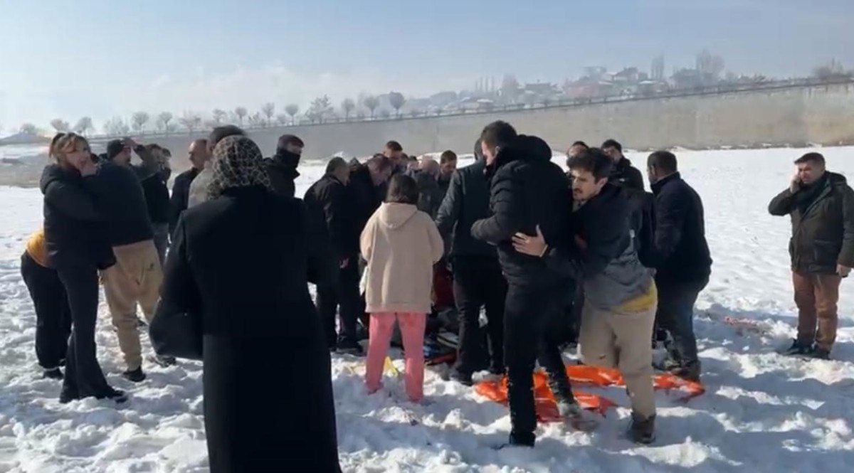 Hakkari'de Eslem'in ölümü sonrası bölgedeki sokak köpekleri toplanıyor 2 hakkaride eslemin olumu sonrasi bolgedeki sokak kopekleri toplaniyor 1 ifI92YLk