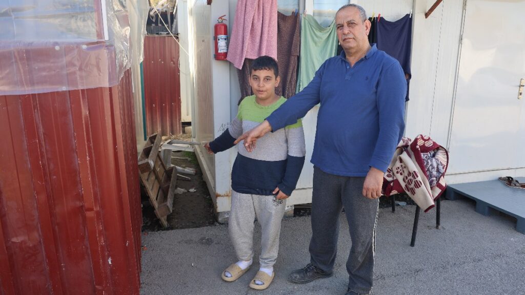 hatayda depremzede cocugun bisikleti calindi WjrDugbu