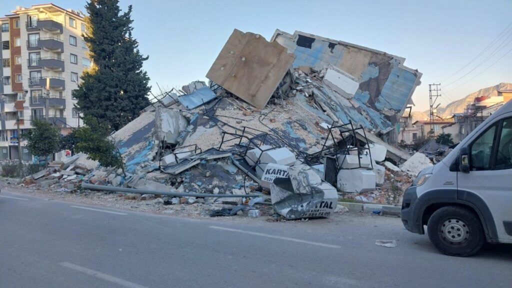 hatayda emekli ikramiyesiyle aldigi ev esi ve kizina mezar oldu AFherCg6