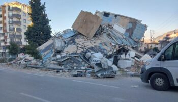 hatayda emekli ikramiyesiyle aldigi ev esi ve kizina mezar oldu AFherCg6