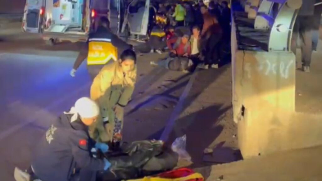 hatayda motosiklet yayalara carpti 1 olu EllYZbtJ