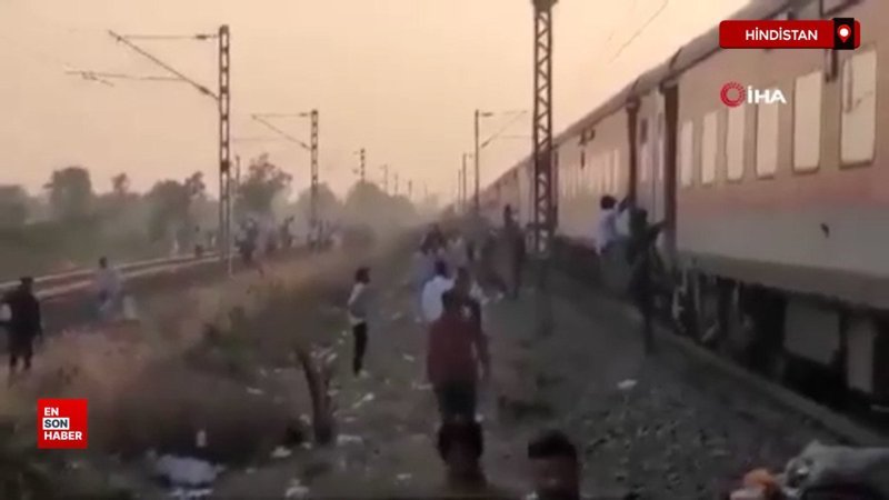 hindistanda raylara inen yolculara tren carpti