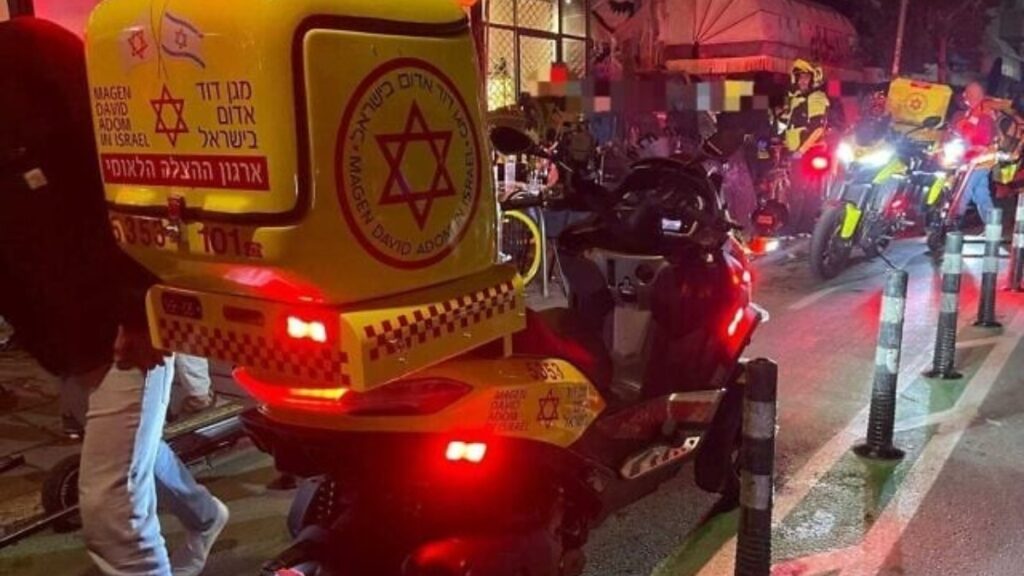 israilde bicakli saldiri panigi 4 kisi yaralandi pC5M6bcn