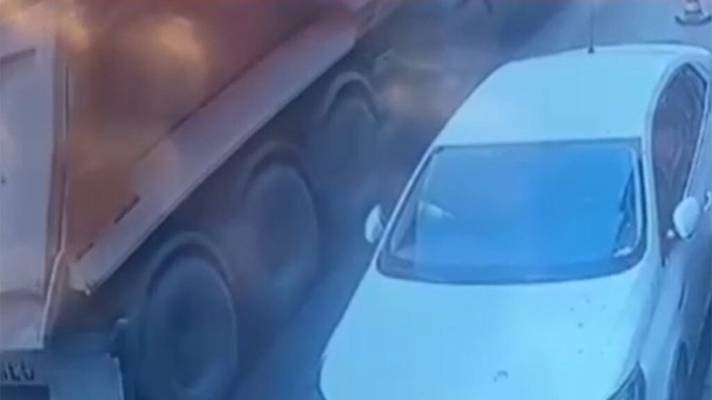 istanbul bagcilarda yasli adam kamyonun altinda kalarak can verdi KSZtMpeQ