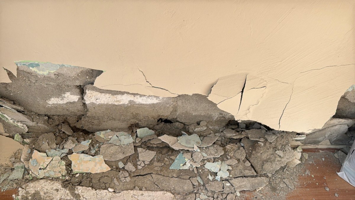 istanbul kagithanede bir binada yanindaki insaat nedeniyle catlaklar olustu 0