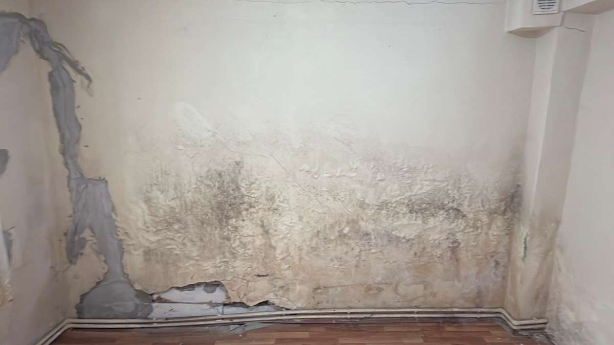 istanbul kagithanede bir binada yanindaki insaat nedeniyle catlaklar olustu 1 68aEBfKU