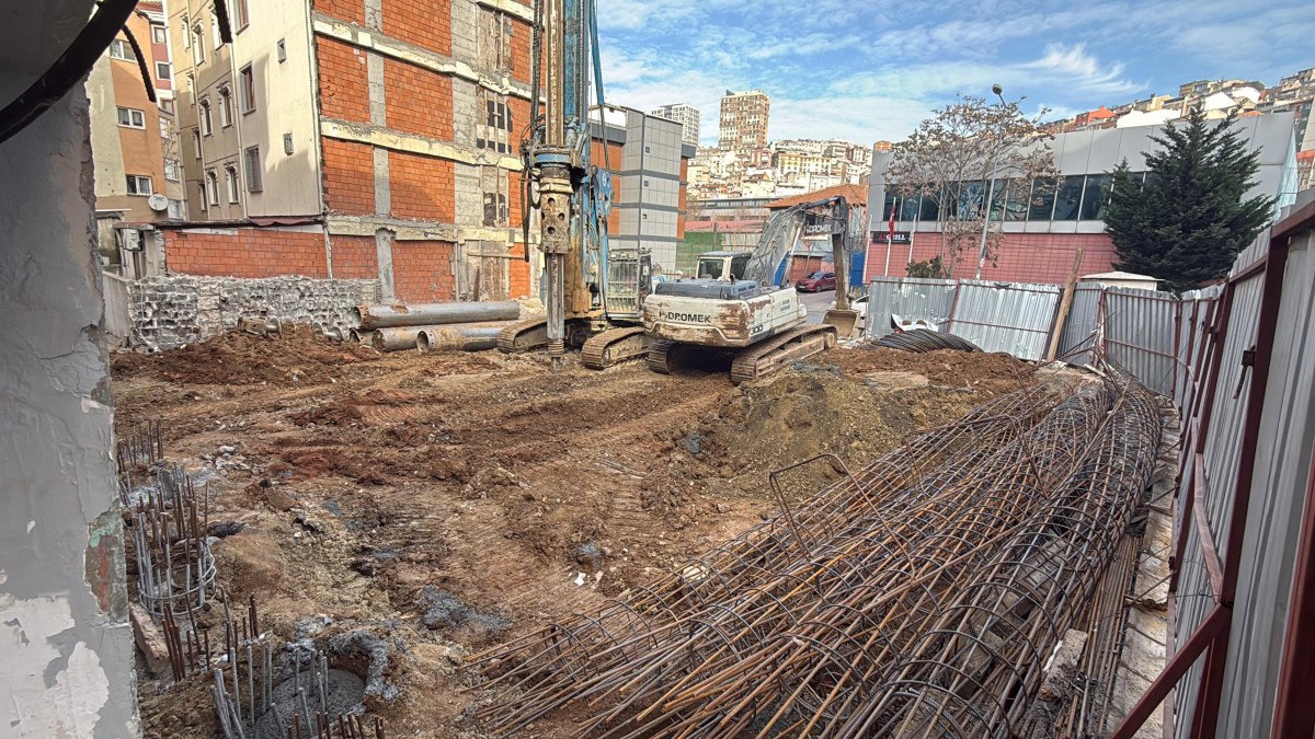 istanbul kagithanede bir binada yanindaki insaat nedeniyle catlaklar olustu 10 KIBsnG6F