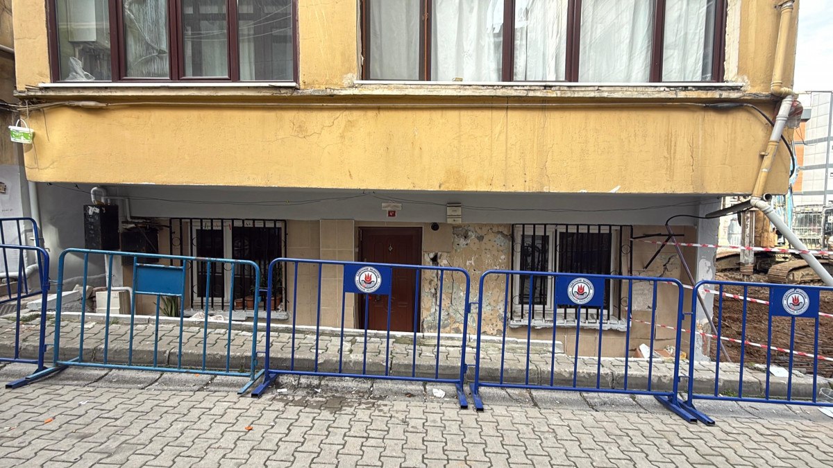 istanbul kagithanede bir binada yanindaki insaat nedeniyle catlaklar olustu 12 MM38W8JP