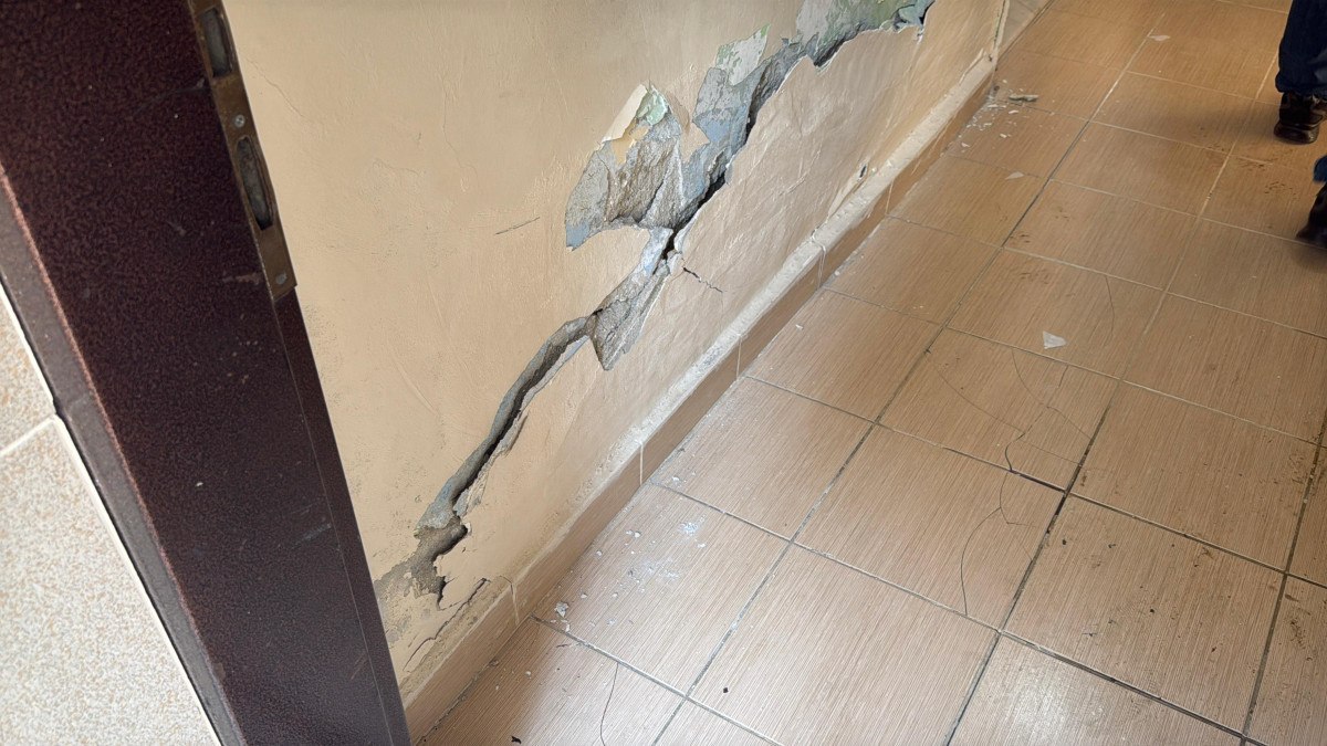 istanbul kagithanede bir binada yanindaki insaat nedeniyle catlaklar olustu 2 JqVV72Uc