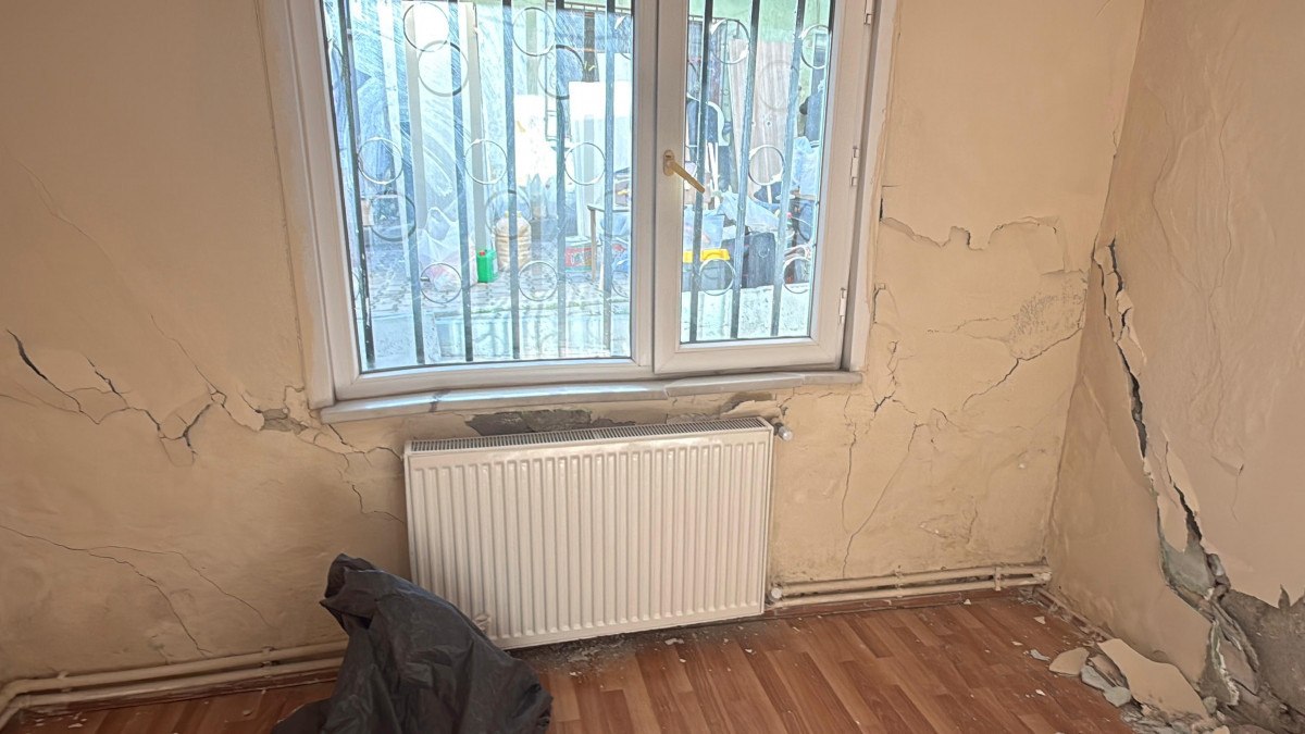 istanbul kagithanede bir binada yanindaki insaat nedeniyle catlaklar olustu 3 4HJR7zi1