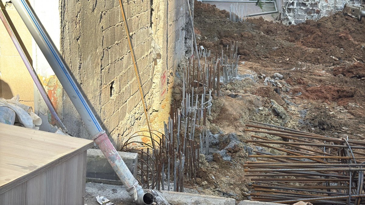 istanbul kagithanede bir binada yanindaki insaat nedeniyle catlaklar olustu 8 6ee2kuSd