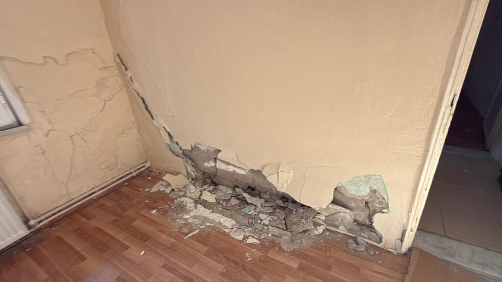 istanbul kagithanede bir binada yanindaki insaat nedeniyle catlaklar olustu EbcuuJxD