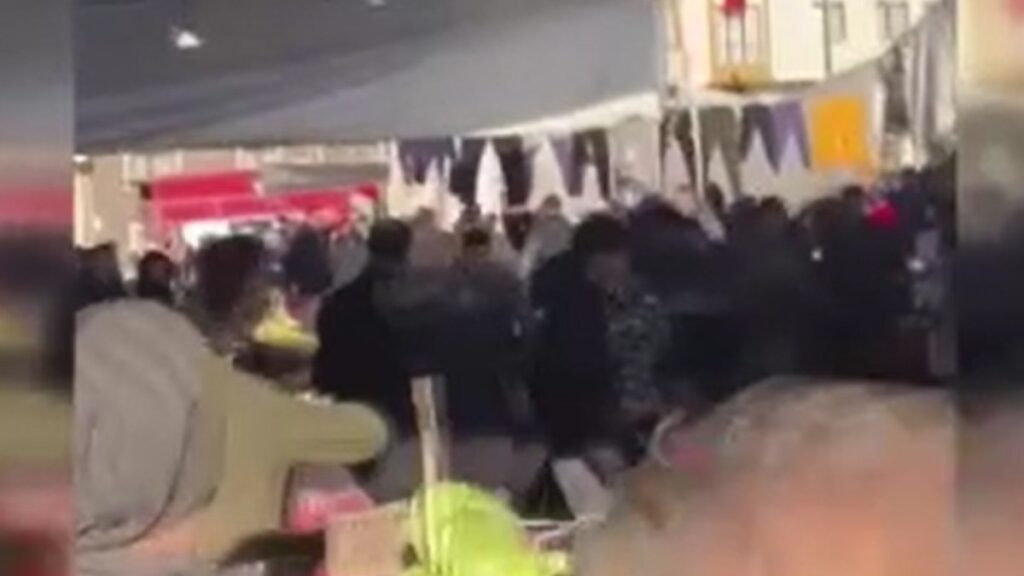 istanbul kucukcekmecede pazarcilar birbirine girdi Nc78UzTm