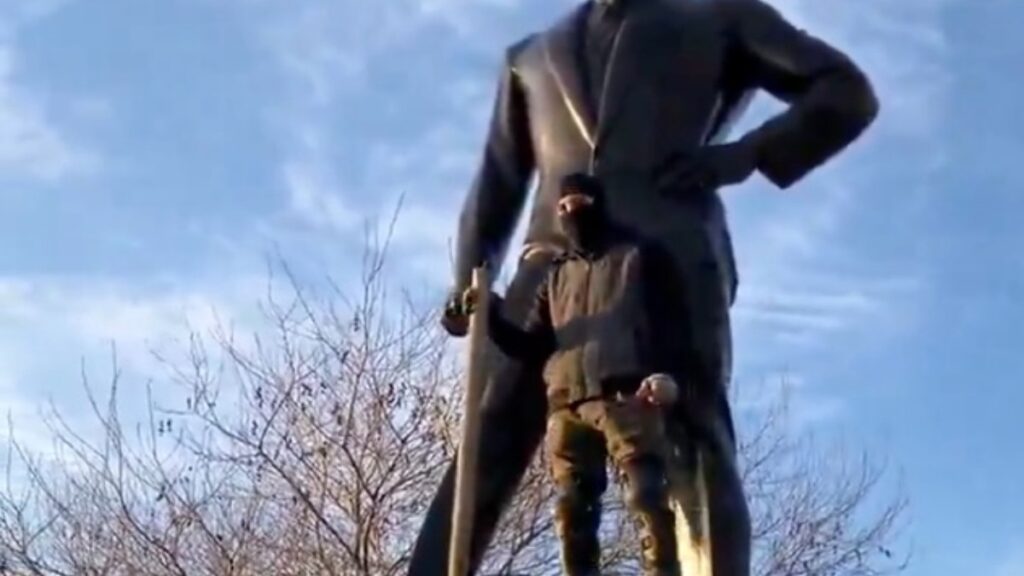 istanbul sarayburnunda maskeli bir sahis ataturk heykeline saldirdi UFySGqEM