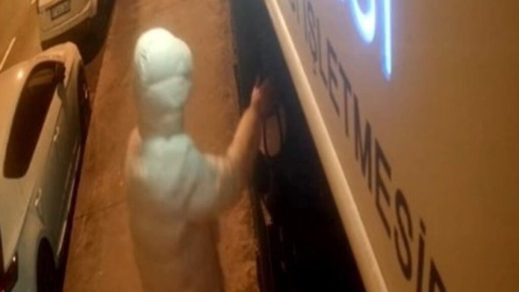 istanbul sariyerde kafasini kapatan sahis kafenin onundeki lambalari kirdi BItOuW1m