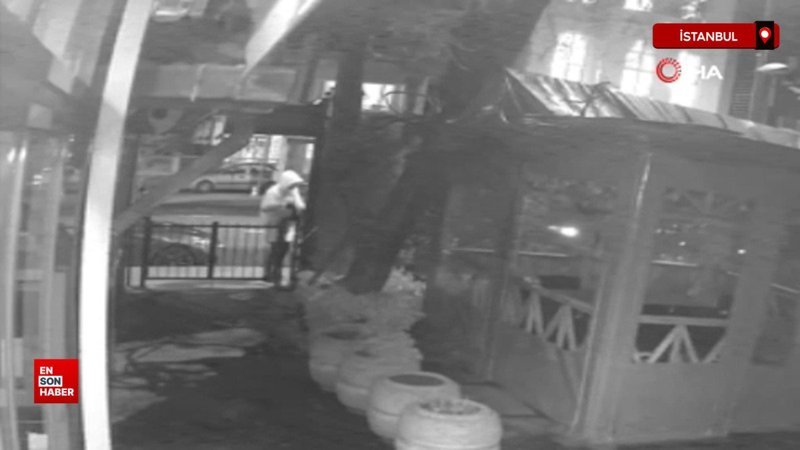 istanbul sariyerde kafasini kapatan sahis kafenin onundeki lambalari kirdi RqmST7XX