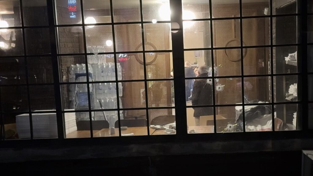 istanbul sislide restorana silahli saldiri kacan supheli araniyor TIGujhku