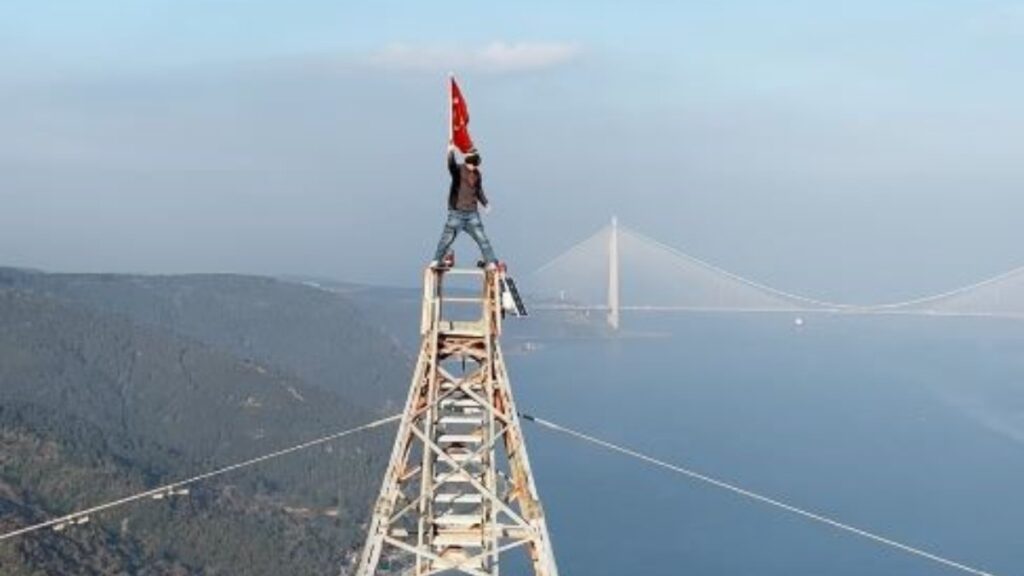 istanbulda 150 metre yuksege tirmanan sporcu otel faciasinda yasamini yitirenler icin turk bayragi acti WrbLeJY4