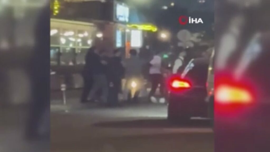 istanbulda alkolu fazla kaciran grup meydan dayagindan kacamadi XaGfIFgD