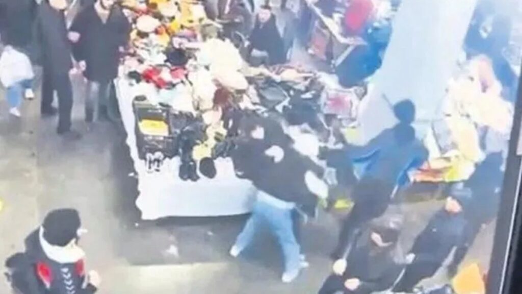 istanbulda bit pazarinda dehset italyan sefin ogluna bicakli saldiri XRAVadII