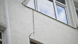 istanbulda bitisigindeki insaat calismasi sirasinda 7 katli binada catlaklar olustu VK6ZRdTX