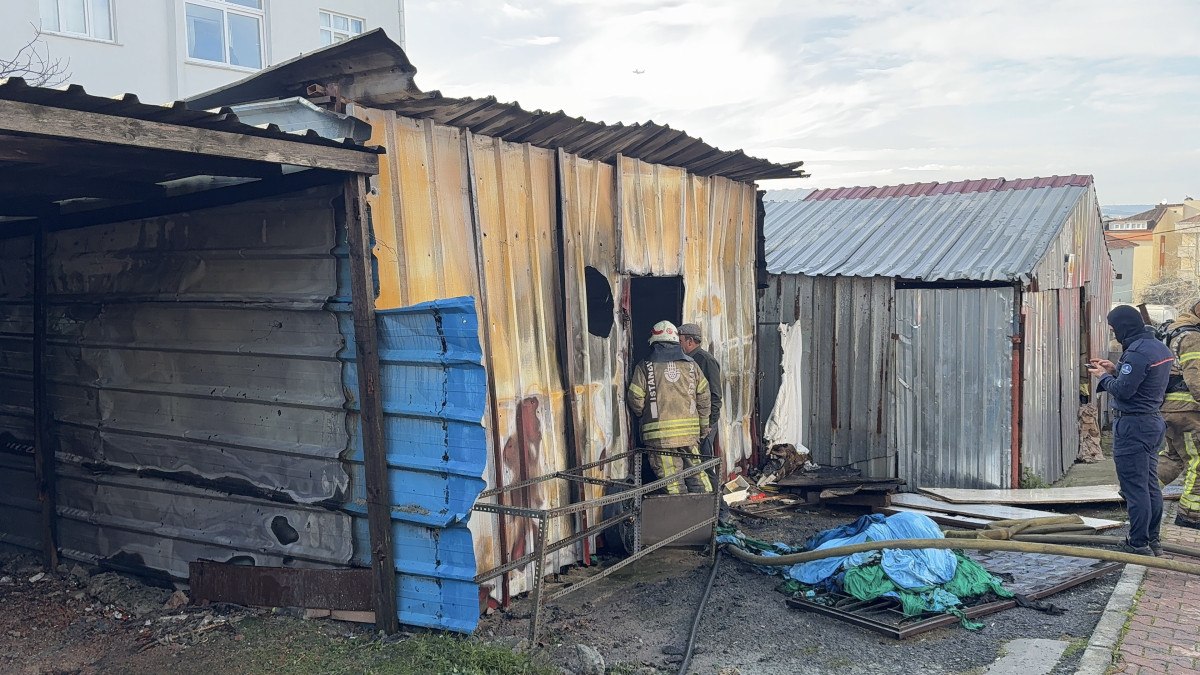 istanbulda depoda cikan yangin panige yol acti 0 vhqT92KB