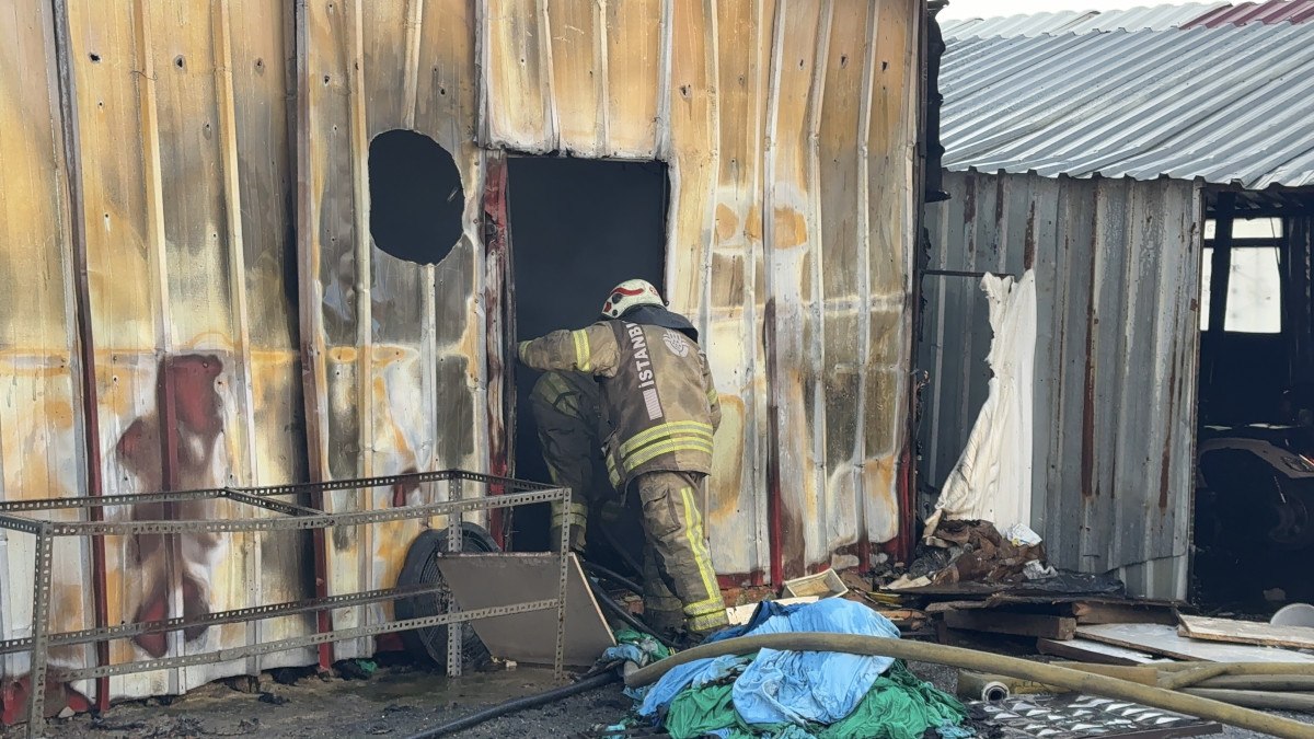 istanbulda depoda cikan yangin panige yol acti 1 2IC1UPG3