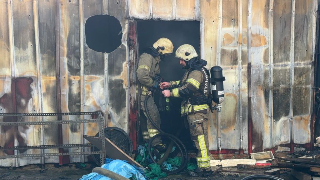 istanbulda depoda cikan yangin panige yol acti NNrt6kW9