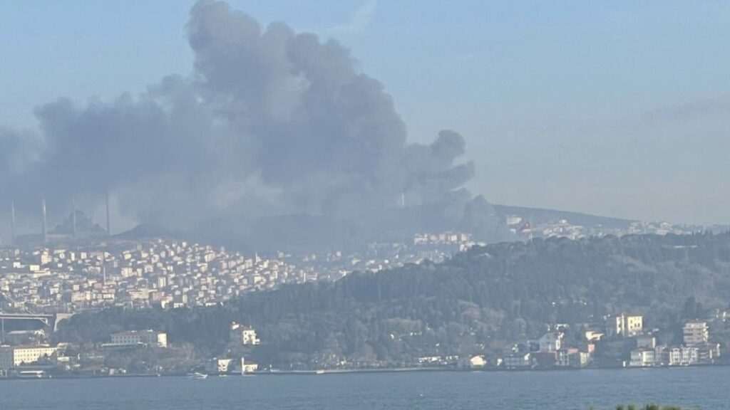 istanbulda korkutan yangin etraf dumanlarla kaplandi kZP7tVr3
