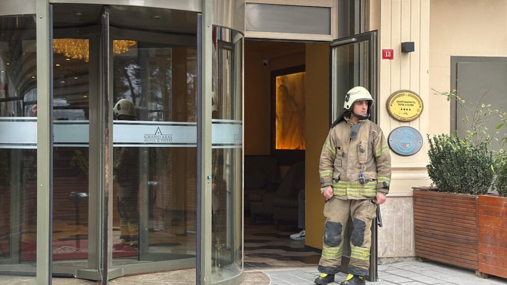 istanbulda otelin elektrik panosundan cikan yangin korkuttu lx75nKjj