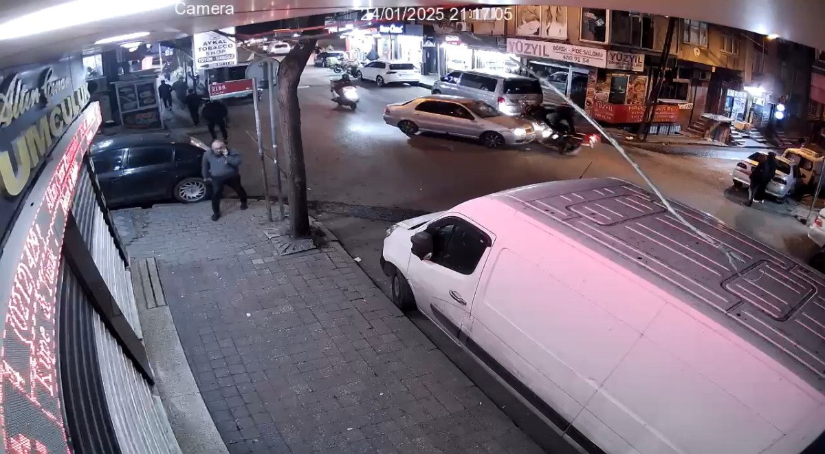 istanbulda otomobil motosikletli polislere carpti 1 XymRd3UQ