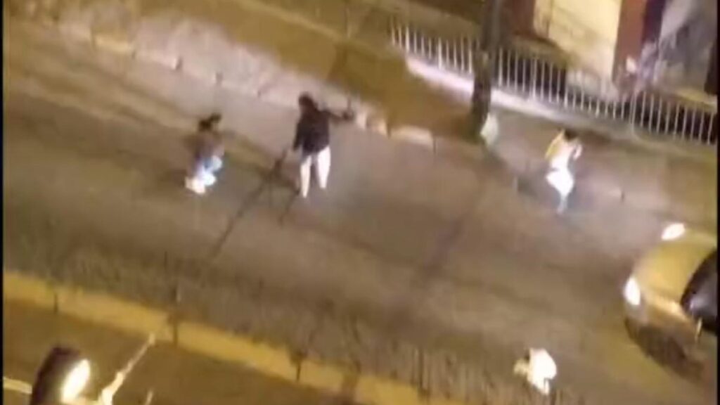 istanbulda polisin kovaladigi torbaci yorulunca yakalandi dsHM6ykR