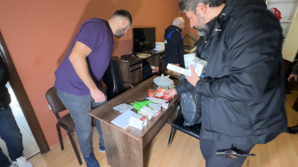 İstanbul'da ruhsatsız kargo bürosu sahte ürünlerle dolu çıktı 2 istanbulda ruhsatsiz kargo burosu sahte urunlerle dolu cikti 1 P61psFFI