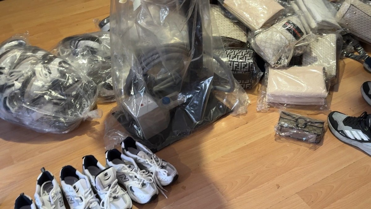 İstanbul'da ruhsatsız kargo bürosu sahte ürünlerle dolu çıktı 3 istanbulda ruhsatsiz kargo burosu sahte urunlerle dolu cikti 2 OCAFdLCd