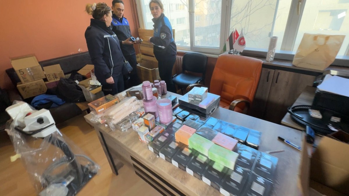 İstanbul'da ruhsatsız kargo bürosu sahte ürünlerle dolu çıktı 4 istanbulda ruhsatsiz kargo burosu sahte urunlerle dolu cikti 3